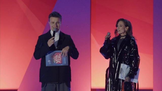 Конферанс на сцене. Ведущий Владимир Сабуров