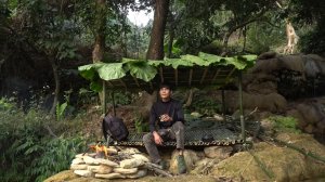 Строю небольшую хижину у ручья и живу в ней два дня. Ловлю рыбу на ужин. Бушкрафт