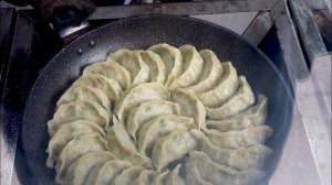 Тайская уличная еда — гёдза в Бангкоке