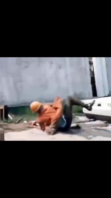 Круче ЯШИНА! #футбол #футболист #вратарь #Яшин #спорт #стройка #крановщик #кран #строители #бутылка смотреть онлайн