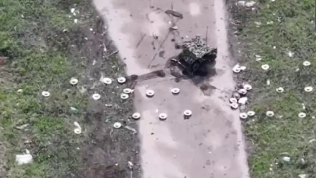 ‼️🇷🇺Робоплатформа из полка «Буревестник» убирает с дороги противотанковые мины😎🤙🇷🇺 смотреть онлайн