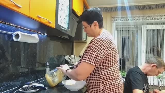 ОБЫЧНАЯ ЖИЗНЬ В СЕЛЕ //ВЕЧЕР, ГОТОВЛЮ НАЧИНКУ ДЛЯ ПИРОГА, А ВАДИМ ШЬЁТ. смотреть онлайн