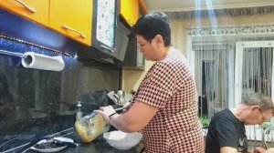 ОБЫЧНАЯ ЖИЗНЬ В СЕЛЕ //ВЕЧЕР, ГОТОВЛЮ НАЧИНКУ ДЛЯ ПИРОГА, А ВАДИМ ШЬЁТ.