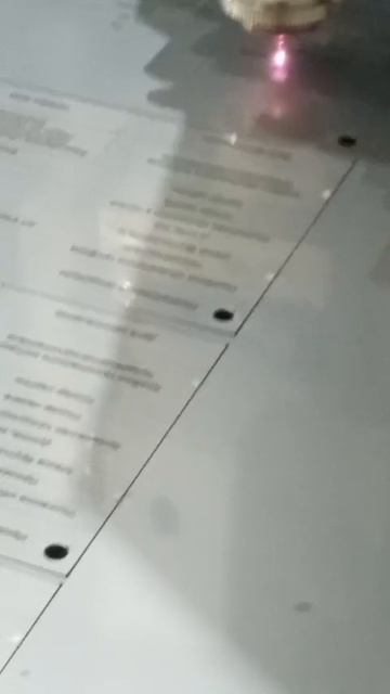 Лазерная резка износостойкой стали HARDOX на 12квт и резка и гравировка бирок на 3квт