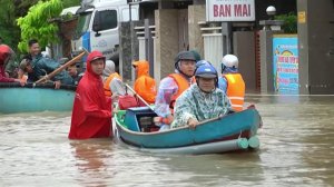 Вьетнам приходит в себя после наводнения, охватившего центральные районы страны.
