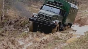 Автомобили ЗИЛ-131 на бездорожье