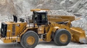 Совершенно новые колесные погрузчики Cat 992 и самосвалы Cat 777 в действии!!