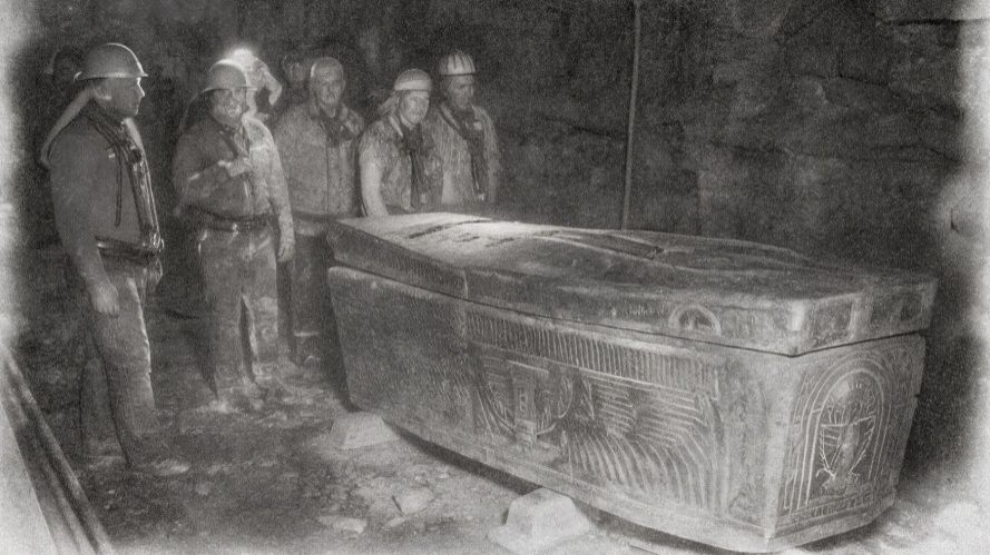 Найден огромный саркофаг допотопного исполина смотреть онлайн