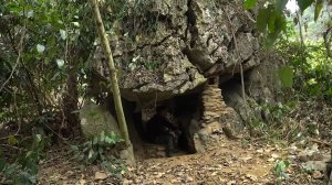 Строю убежище под скалой в дикой природе. Готовлю запеченные яйца и ловлю рыбу. Бушкрафт