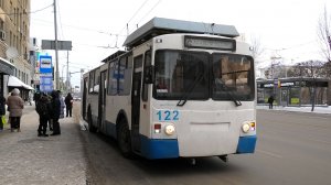 Троллейбус Екатеринбурга ЗиУ-682 КР Иваново борт. №122 маршрут 6 на остановке "Дом кино"