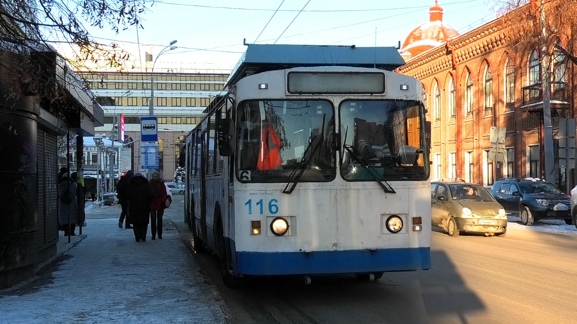 Троллейбус Екатеринбурга ЗиУ-682 КР Иваново №116 маршрут 6 на остановке "Гостиница Центральная" смотреть онлайн