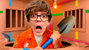 Побег из Самой ОХРАНЯЕМОЙ КАРТОННОЙ ТЮРЬМЫ!