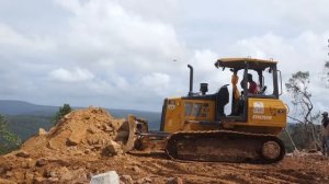 Подрыв участка горы и уборка камней, экскаваторы грузят, грузовики выгружают камни с горы.