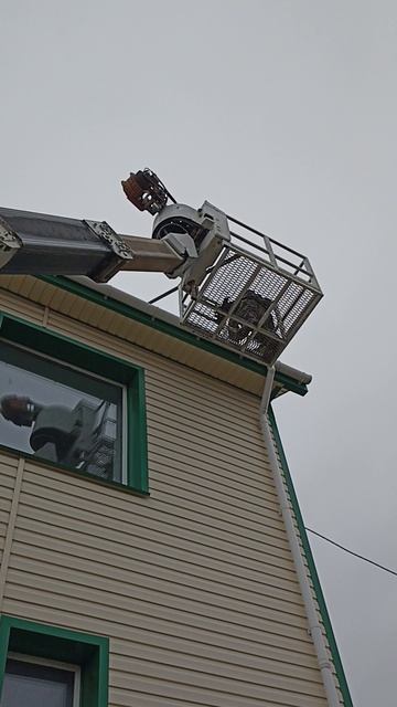 установка снегозадержателей.