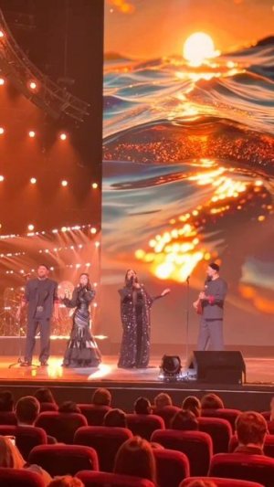 AY YOLA и Алсу представили песню «Ай, былбылым» на сольном концерте Алсу.
Совсем скоро релиз трека