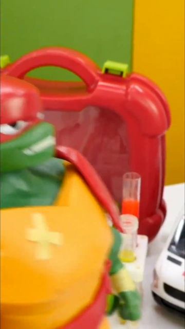 Доктор Ой вылечил Рафаэля! 🐢💉 #шортс #ЧерепашкиНиндзя #длядетей смотреть онлайн