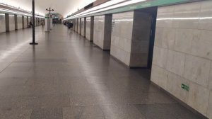 Станция метро Елизаровская, Ленинград(СПб), Зелёная Линия - интерьер, пассажиры, поезда