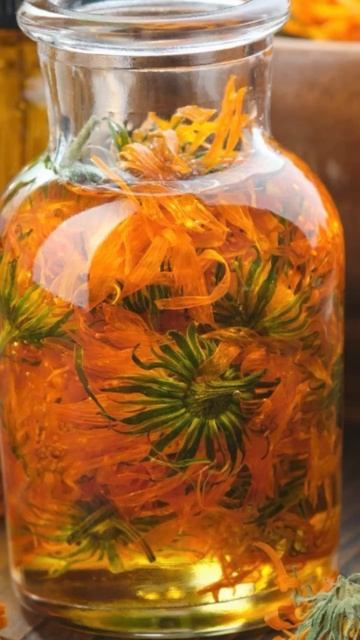 Мята яблочная, календула, листья малины, лепестки подсолнечника, ромашка, цветки василька