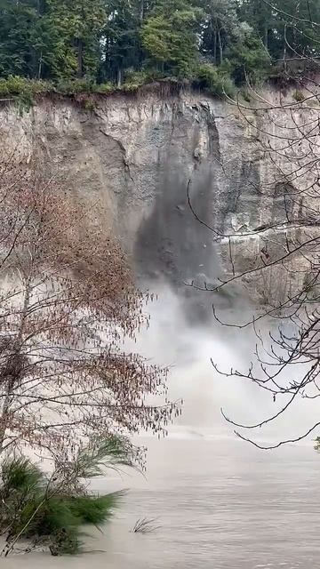 Обвал скалы в реке Ван Дюзен в Калифорнии. смотреть онлайн