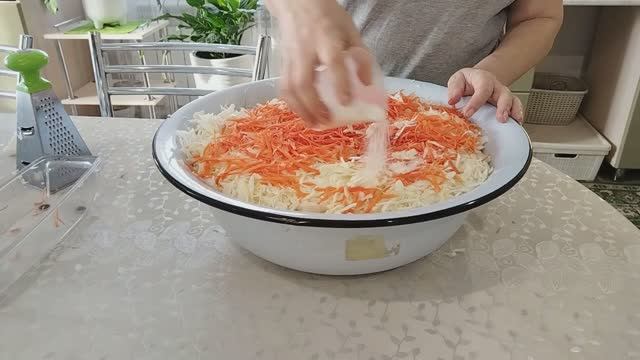 Квашеная капуста – это невероятно вкусно! Рецепт простой и понятный, а ингредиенты легко найти. смотреть онлайн