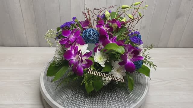 Композиция из орхидей с ротанговыми шарами смотреть онлайн