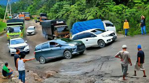 Машины выбиваются из сил покоряя склон Джомба-рок.