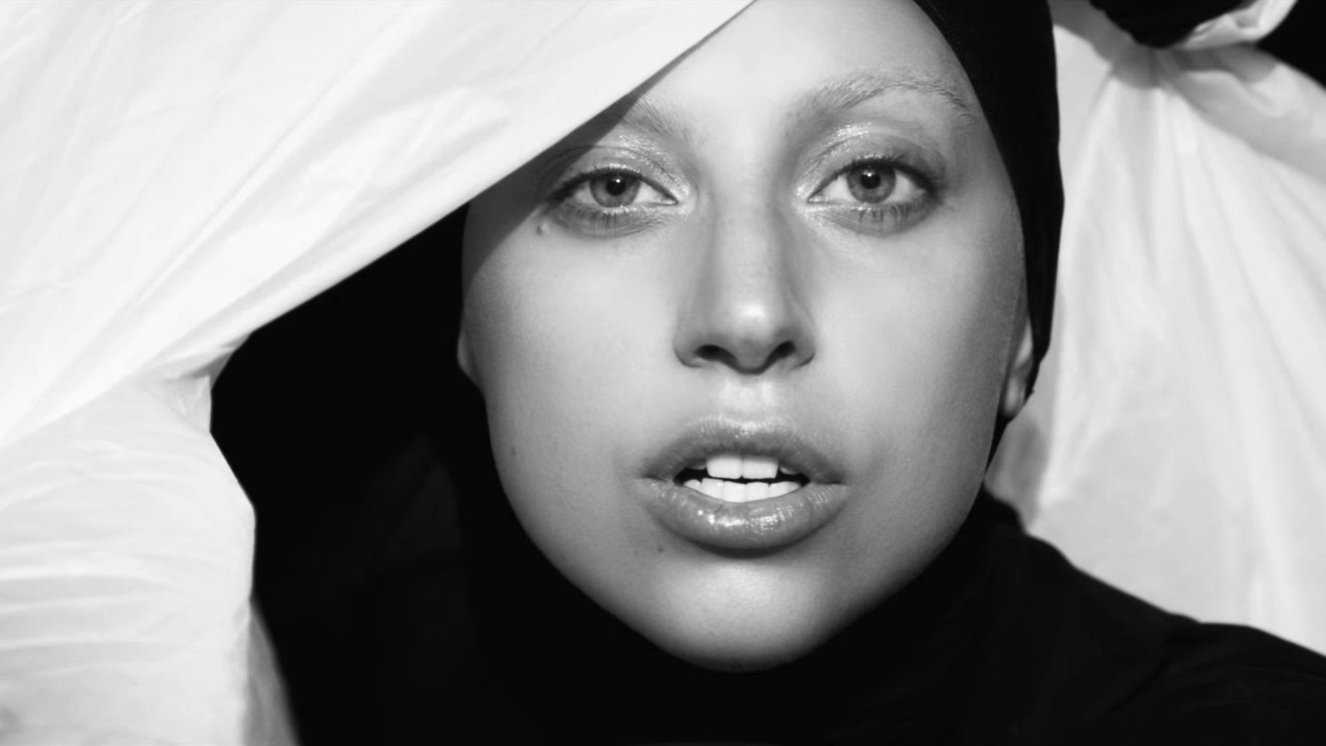 Lady Gaga - Applause (Official Music Video) смотреть онлайн