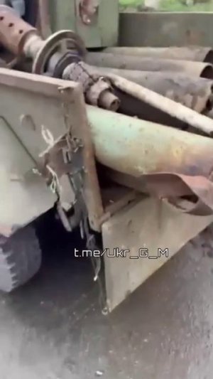 🇺🇦❗️В Краматорске местный житель снял на видео, как ВСУшники воруют металл с местного аэродрома😁