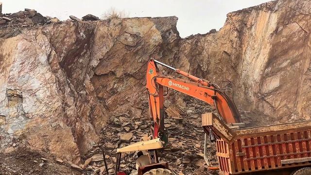 Экскаватор Hitachi рушит огромный холм. смотреть онлайн