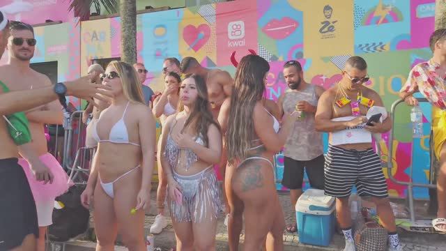 Невероятно красивые женщины в микробикини на пляже смотреть онлайн