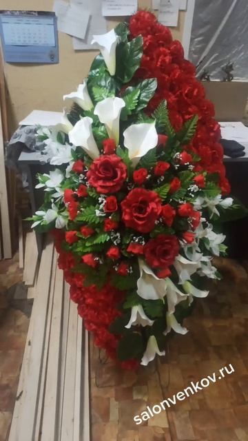 Элитный искусственный траурный венок №82