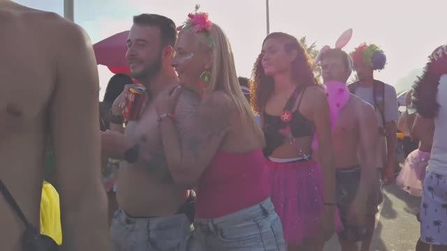 Женщины. Бикини. Пляж . Карнавал смотреть онлайн