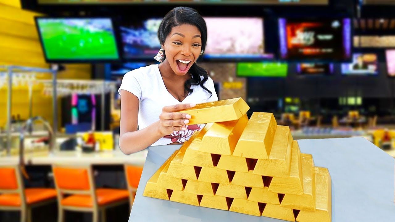 Дал Официантке Реальные Золотые Слитки Чаевыми смотреть онлайн