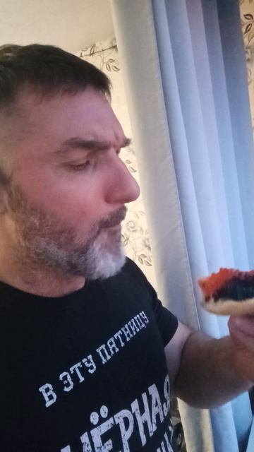 Жизнь прекрасна, когда икра чёрная и красная