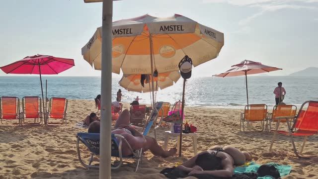 Красота в деталях: прогулка по пляжу и бразильский вайб смотреть онлайн