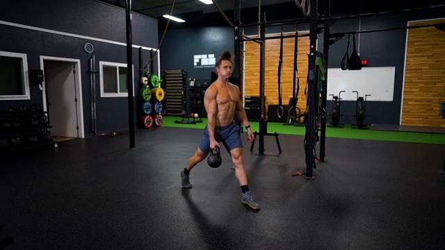 Приседания в ножницы с гирей в 1 руке/Single Arm KB Suitcase Split Squat смотреть онлайн