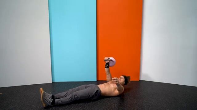 Диагональные скручивания с гирей в одной руке/KB Single Arm Cross Body Crunches смотреть онлайн