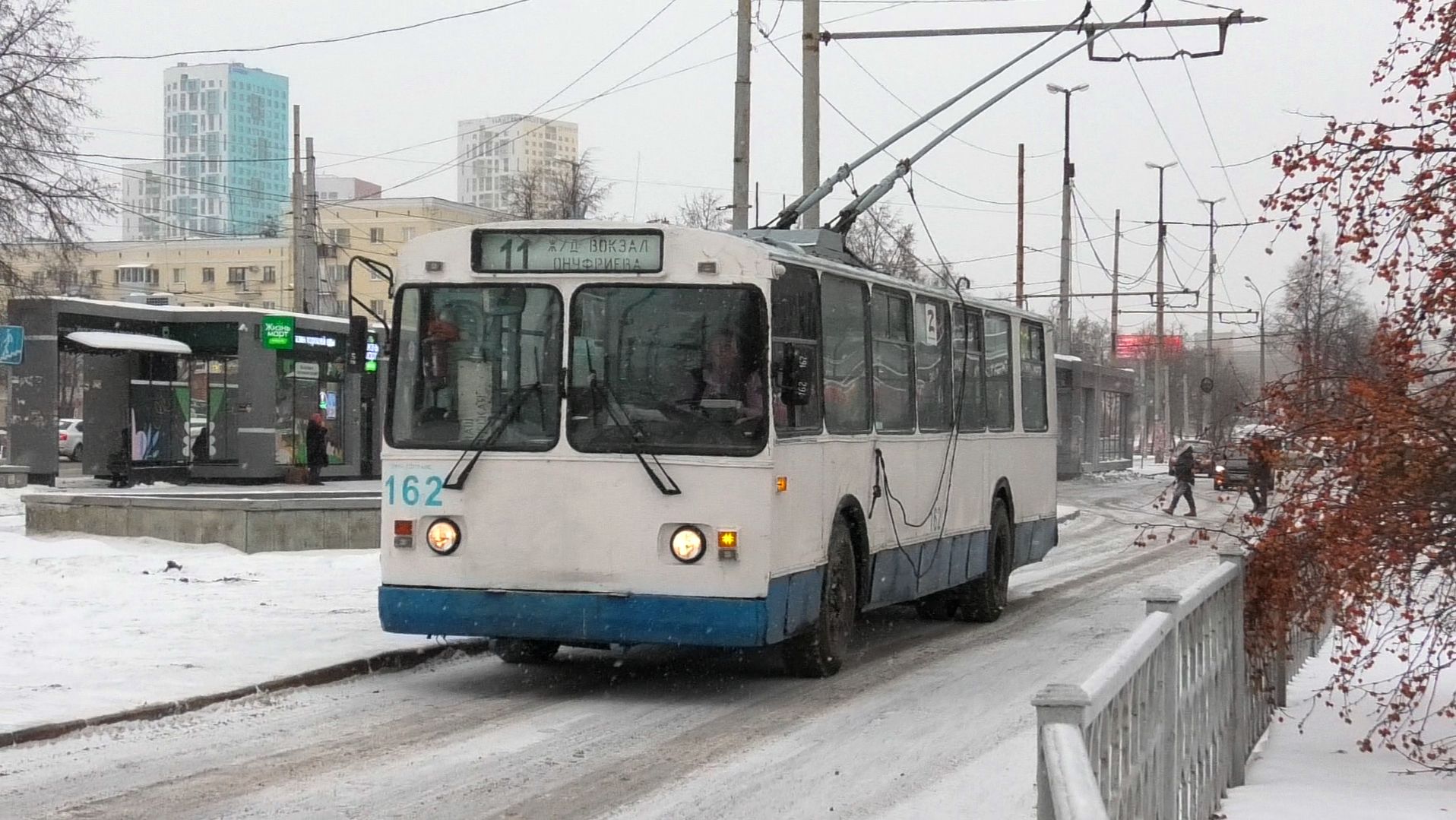 Троллейбус Екатеринбурга ЗиУ-682Г [Г00] борт. №162 маршрут 11 на конечной остановке "ЖД вокзал" смотреть онлайн