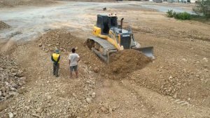 Удаление слоя грязи с участка и замена его почвой и камнями, доставляемыми множеством самосвалов.