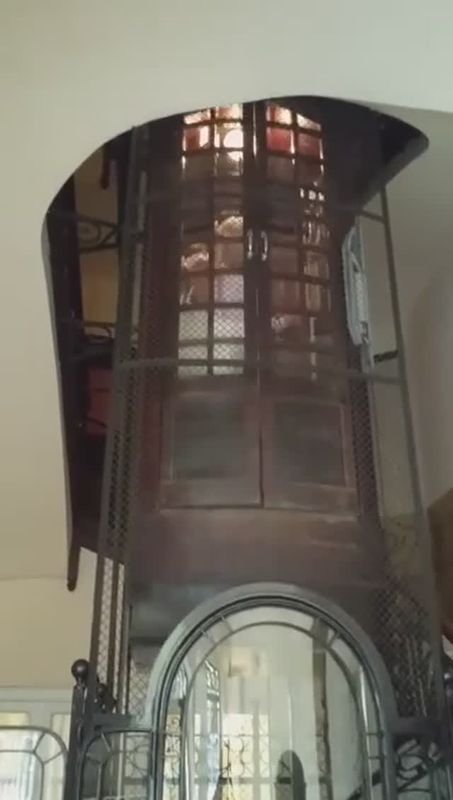 Испания, Барселона. Красивый лифт в многоэтажном доме смотреть онлайн