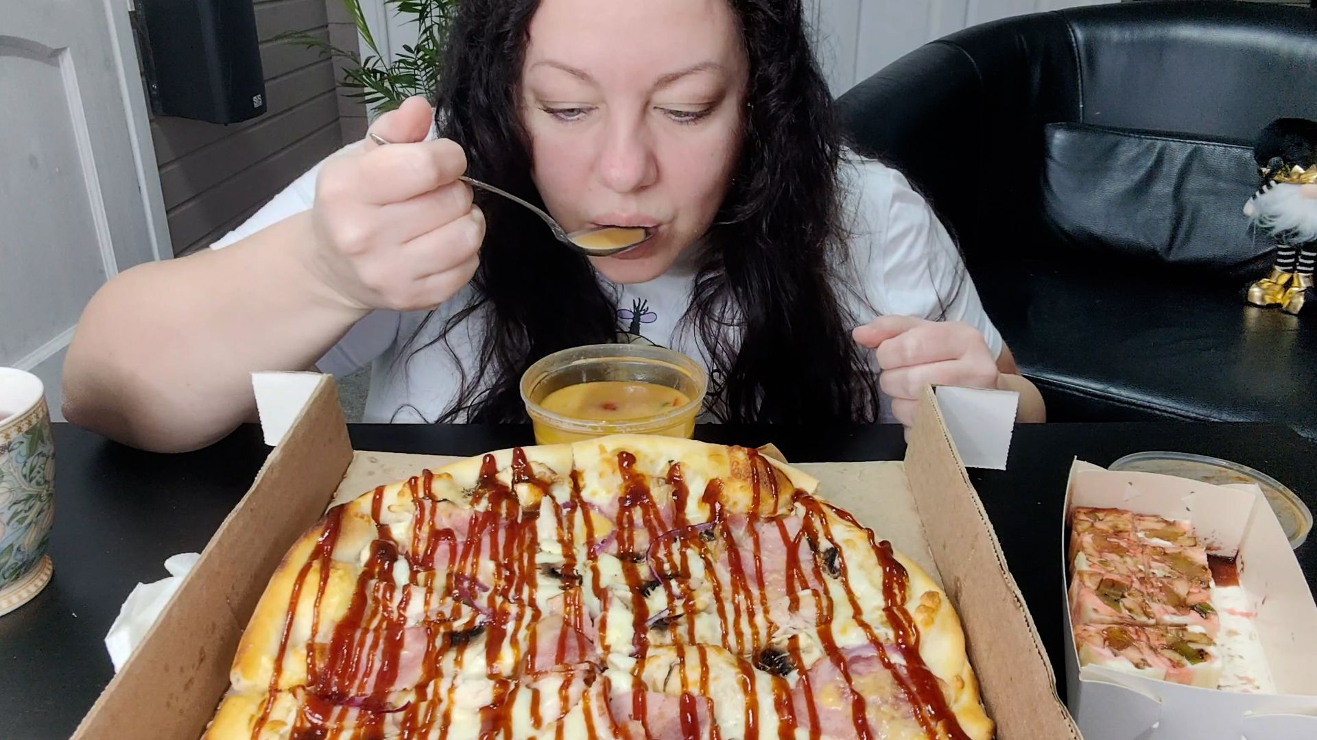 Мукбанг Суп Том Ям с креветками, Пицца Чикен Барбекю, Роллы Сочный фрукт смотреть онлайн