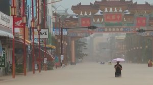 Люди экстренно покидают свои затопленные дома в Таиланде