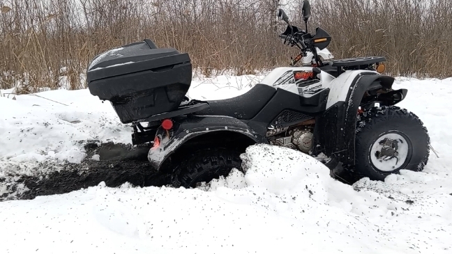 Провалились в болото под снегом. Катаем на двухсоткубовых квадроциклах.