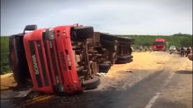 Водятлы на грузовиках..Жесть на дорогах.. смотреть онлайн