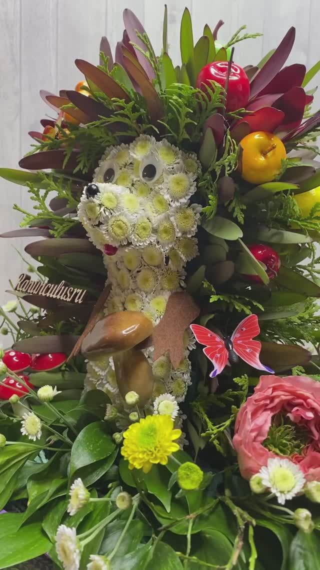 Композиция из живых цветов в форме ежика смотреть онлайн