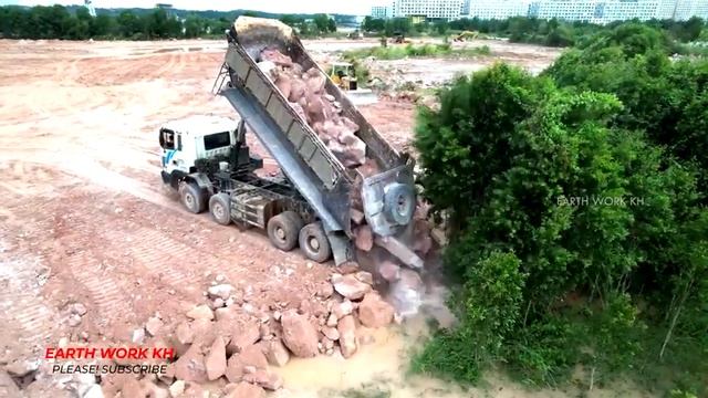 Бульдозер Komatsu: японская технология в действии — 12 часов в день перемещает огромные камни. смотреть онлайн