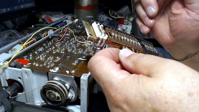 Заменил гребенку на барабане Спидолы 230-1, подключаю планку УКВ смотреть онлайн