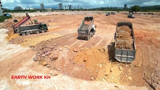Мощный бульдозер Komatsu толкает крупные камни, засыпая большой участок. смотреть онлайн