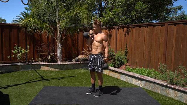 Сгибания гири на бицепс, удерживая гири вверху/Top Down Alternating Kettlebell Bicep Curl смотреть онлайн