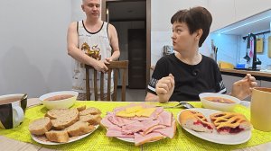 Мукбанг Вован как с ЦЕПИ сорвался, ворчит и ОГРЫЗАЕТСЯ на меня! Семейный обед в России